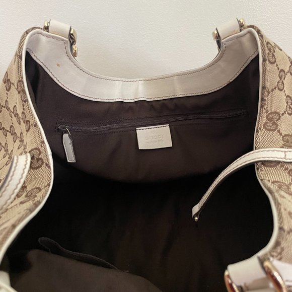 Gucci medium size handbag. Rarity, prestige and status symbol is the Gucci brand - Picture 7 of 8